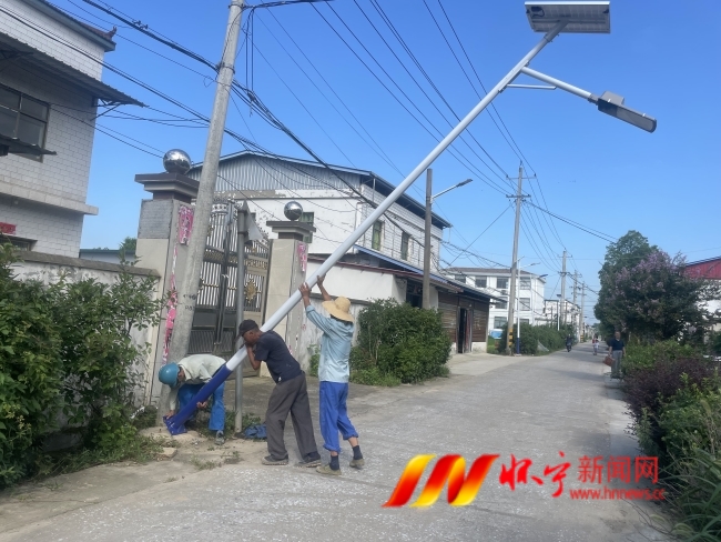 工人正在安裝路燈.jpg 工人正在安裝路燈.jpg